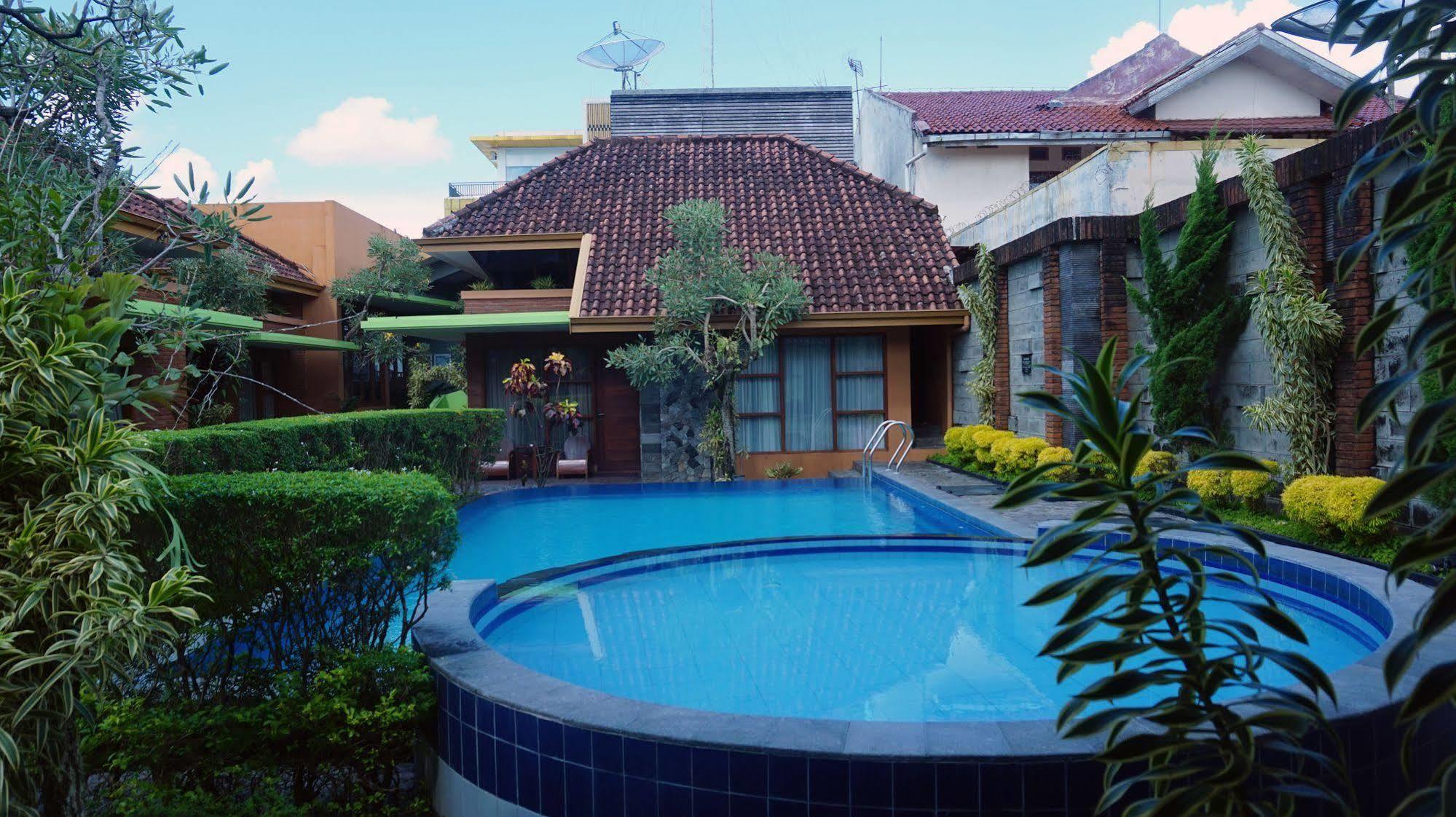 Hotel Rumput Resort & Resto